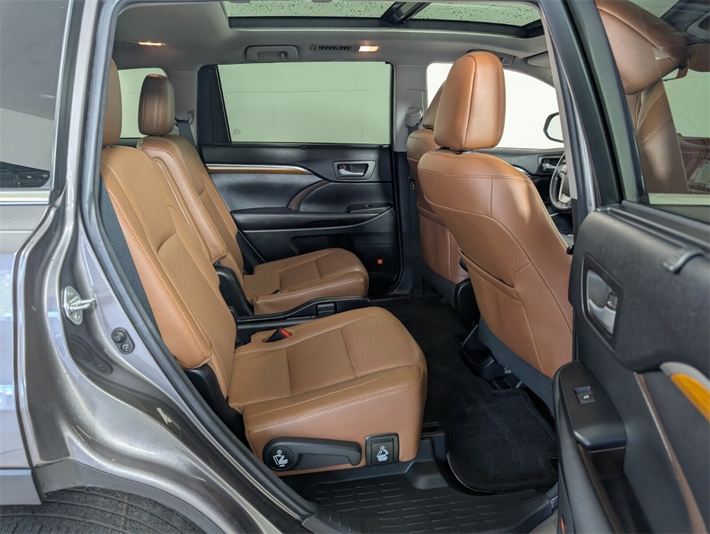 2017 Toyota Highlander Limited Platinum photo 12