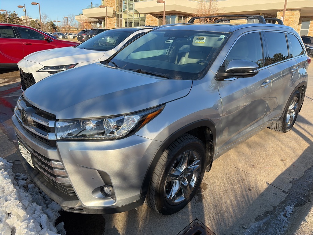 2019 Toyota Highlander Limited Platinum's photo