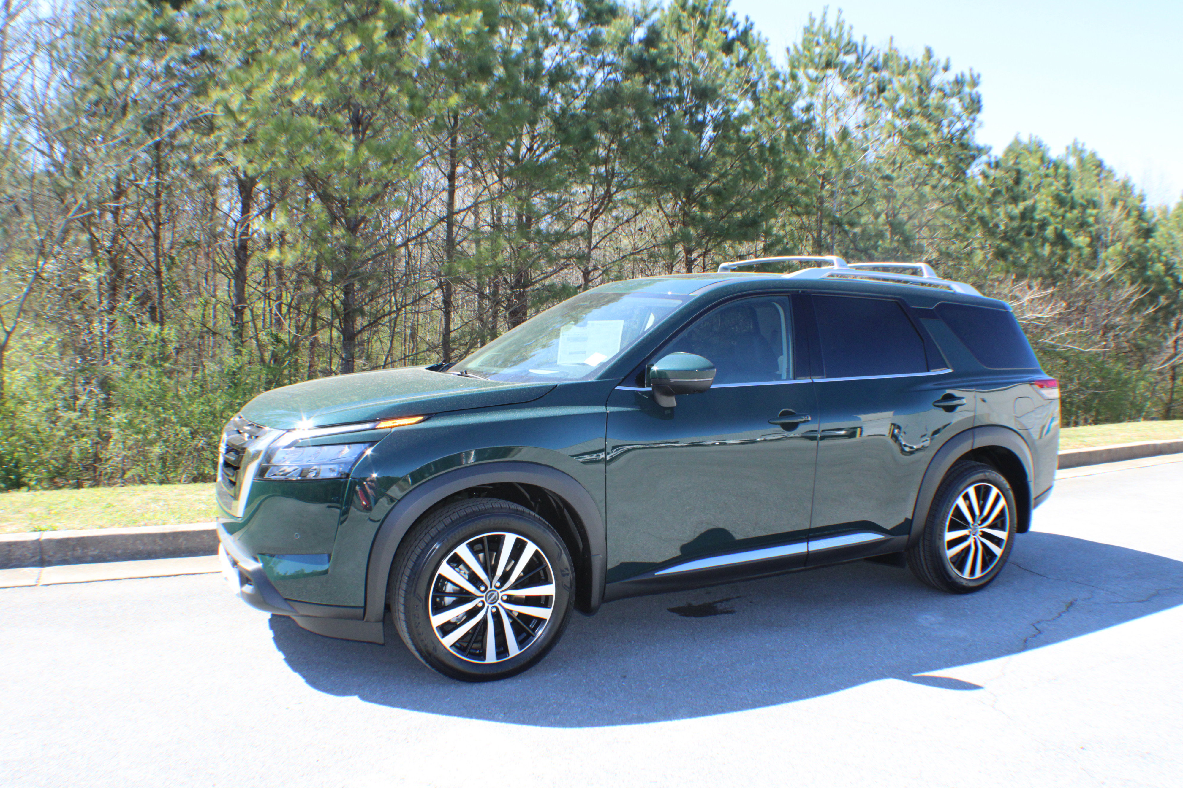 2025 Nissan Pathfinder Platinum photo 4