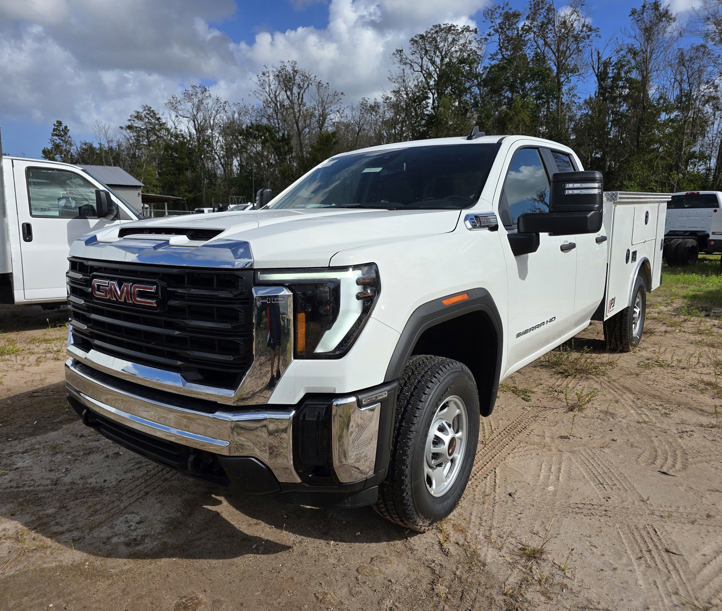 2024 GMC Sierra 2500HD Pro's photo