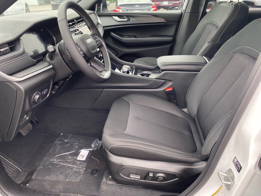 2025 Jeep Grand Cherokee Laredo photo 3