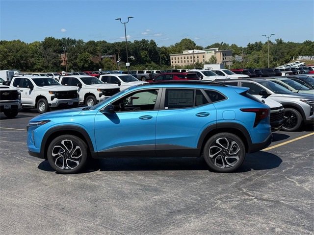 2025 Chevrolet Trax photo 2
