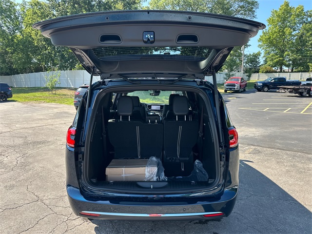 2025 Chrysler Pacifica photo 9