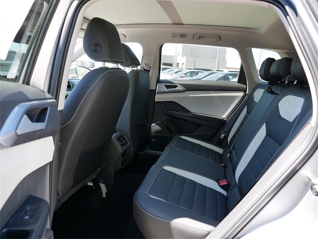 2025 Volkswagen Taos SEL photo 8