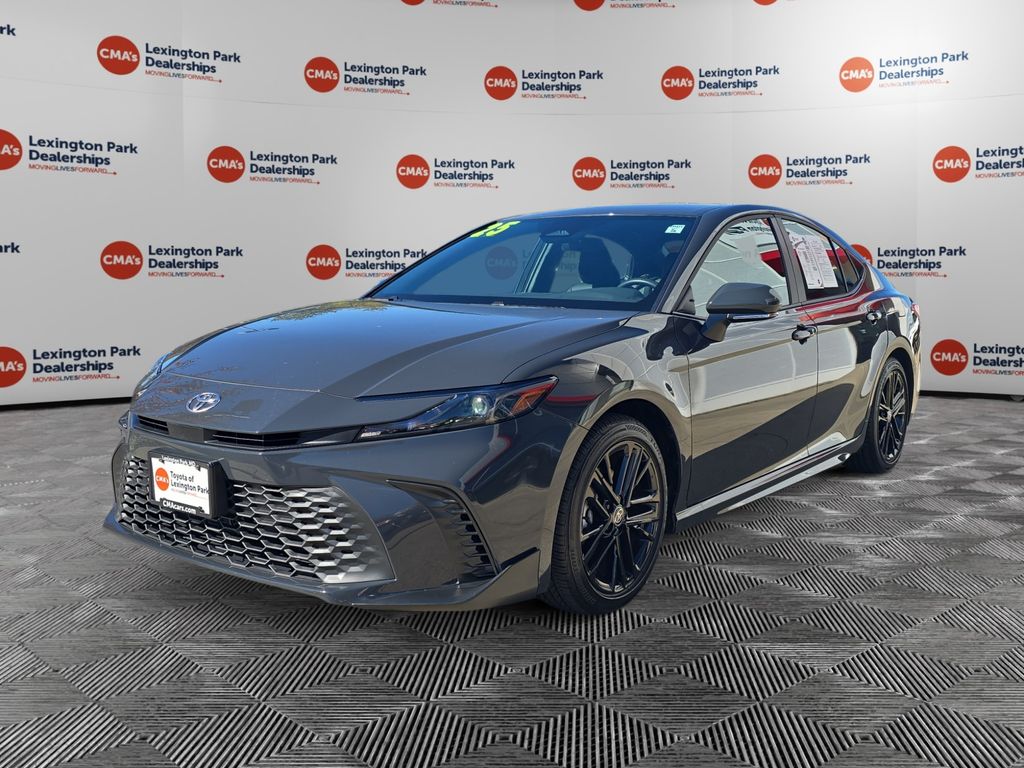 2025 Toyota Camry SE Hybrid photo 3