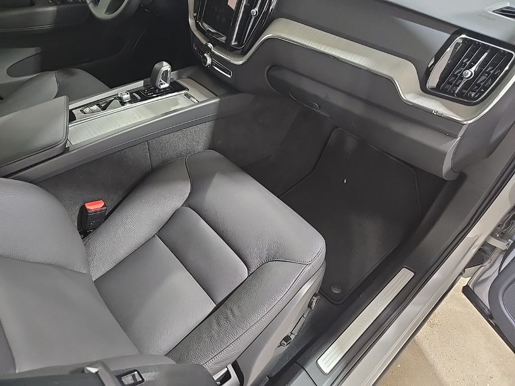 2025 Volvo XC60 B5 Plus photo 21