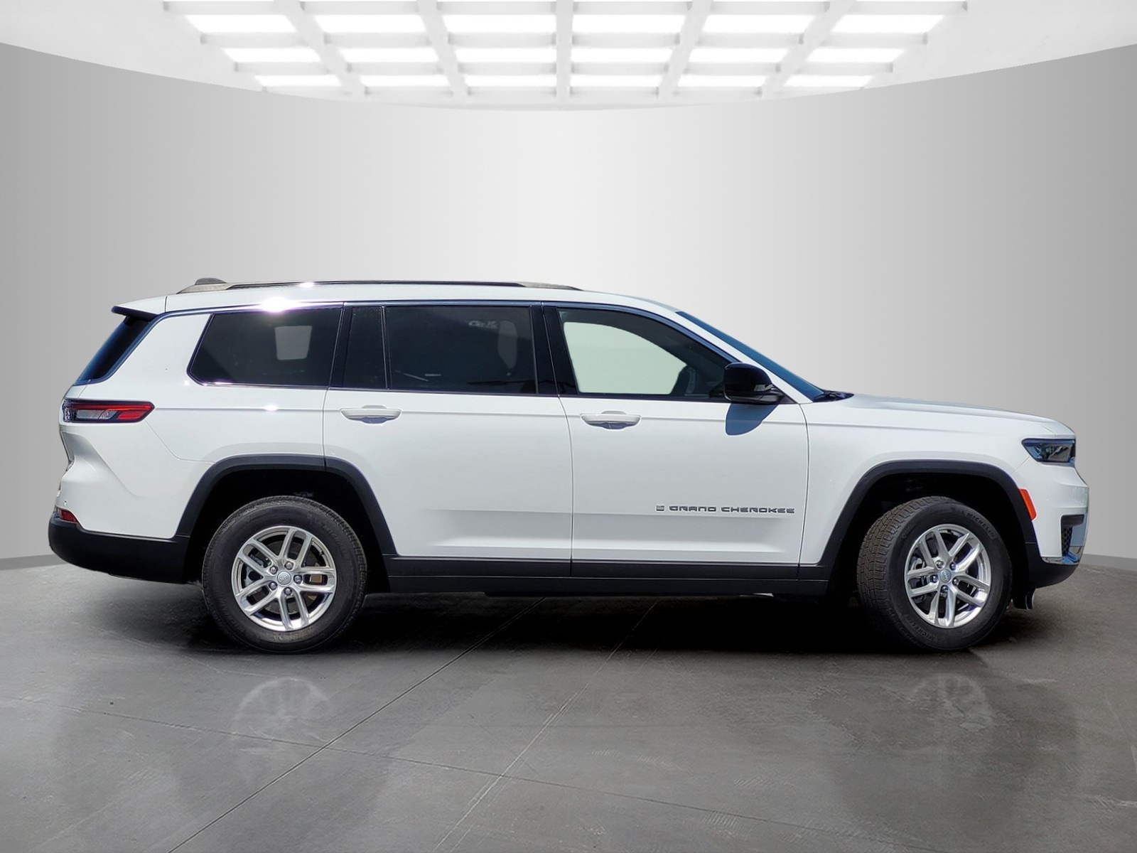 2025 Jeep Grand Cherokee Laredo photo 3