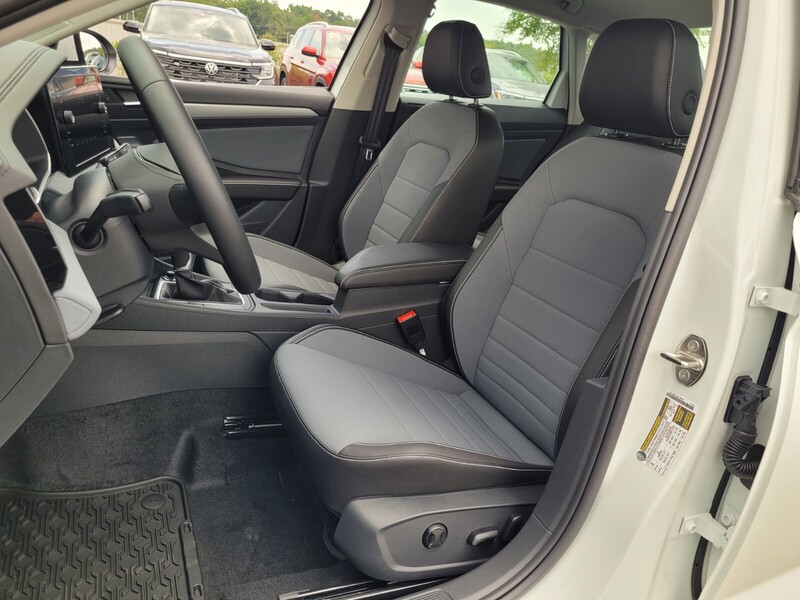 2025 Volkswagen Jetta SE photo 4