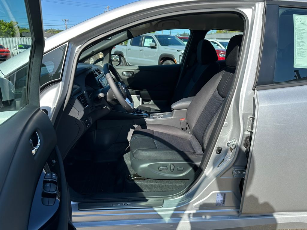 2025 Nissan Leaf SV Plus photo 13