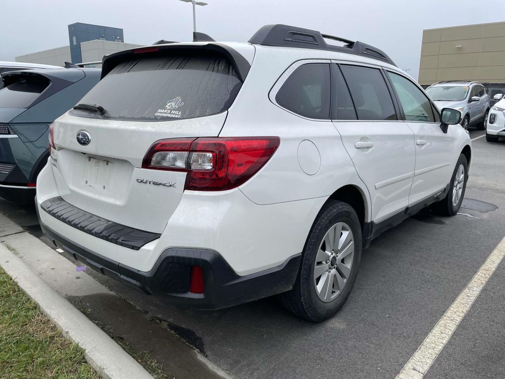 2018 Subaru Outback Premium photo 2