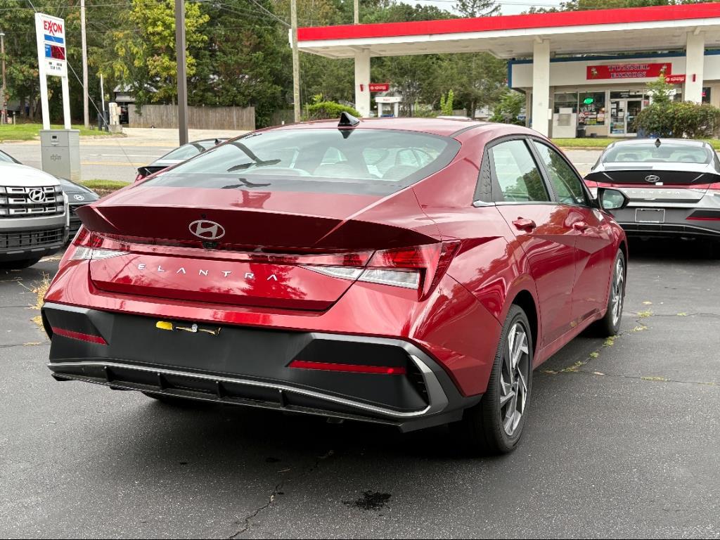 2025 Hyundai Elantra SEL Convenience photo 3
