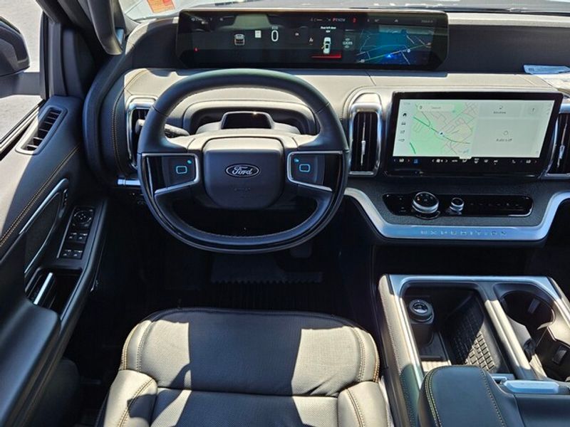 2025 Ford Expedition photo 4