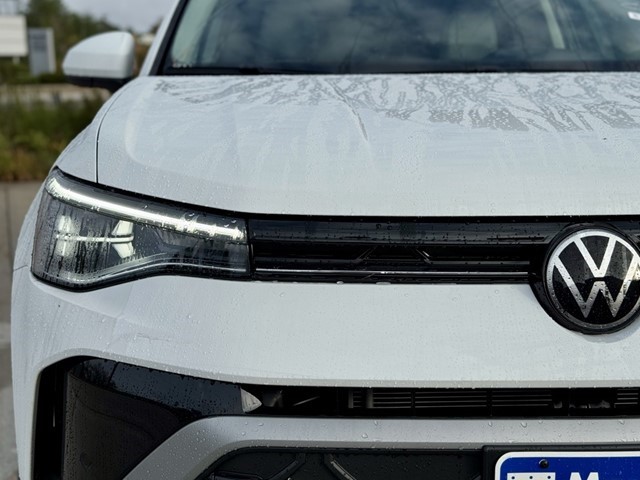 2025 Volkswagen Taos SE photo 3