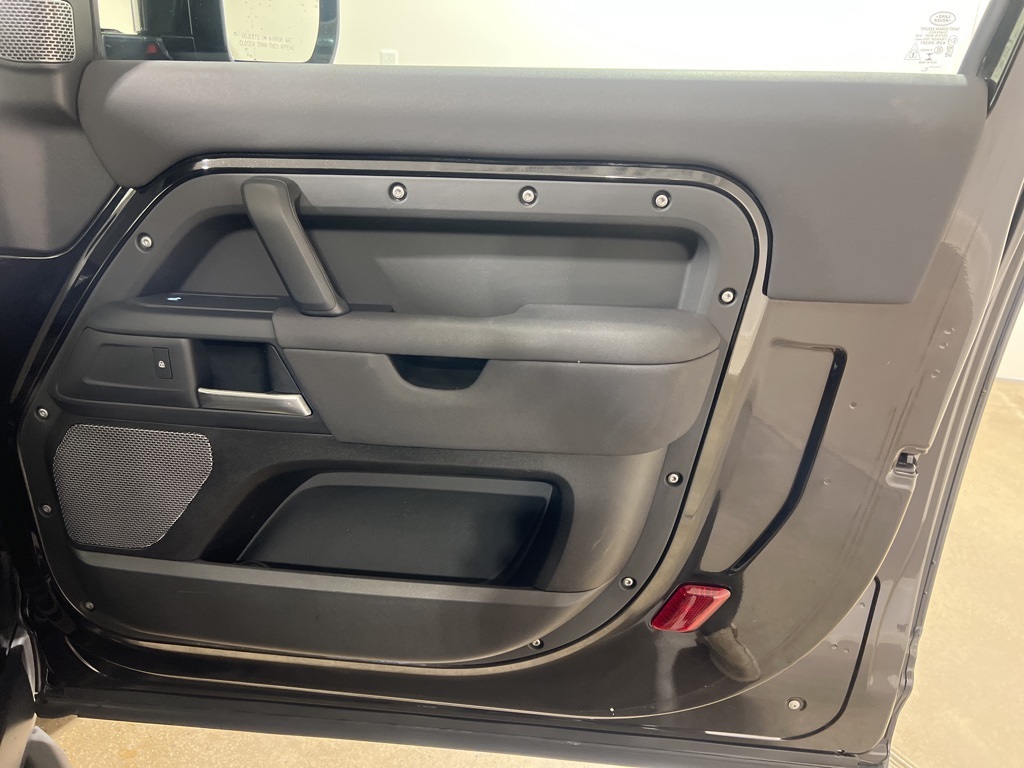 2021 Land Rover Defender 90 Standard photo 16