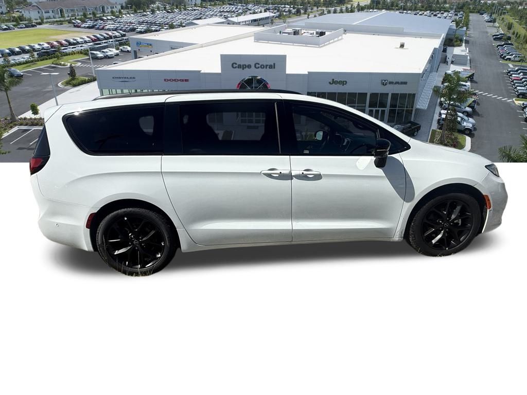 2025 Chrysler Pacifica Limited photo 2