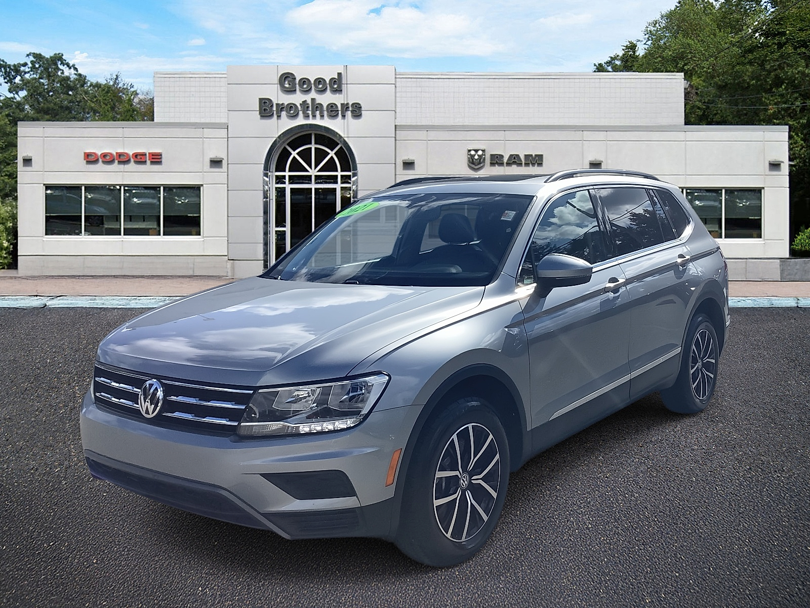 2021 Volkswagen Tiguan SE's photo
