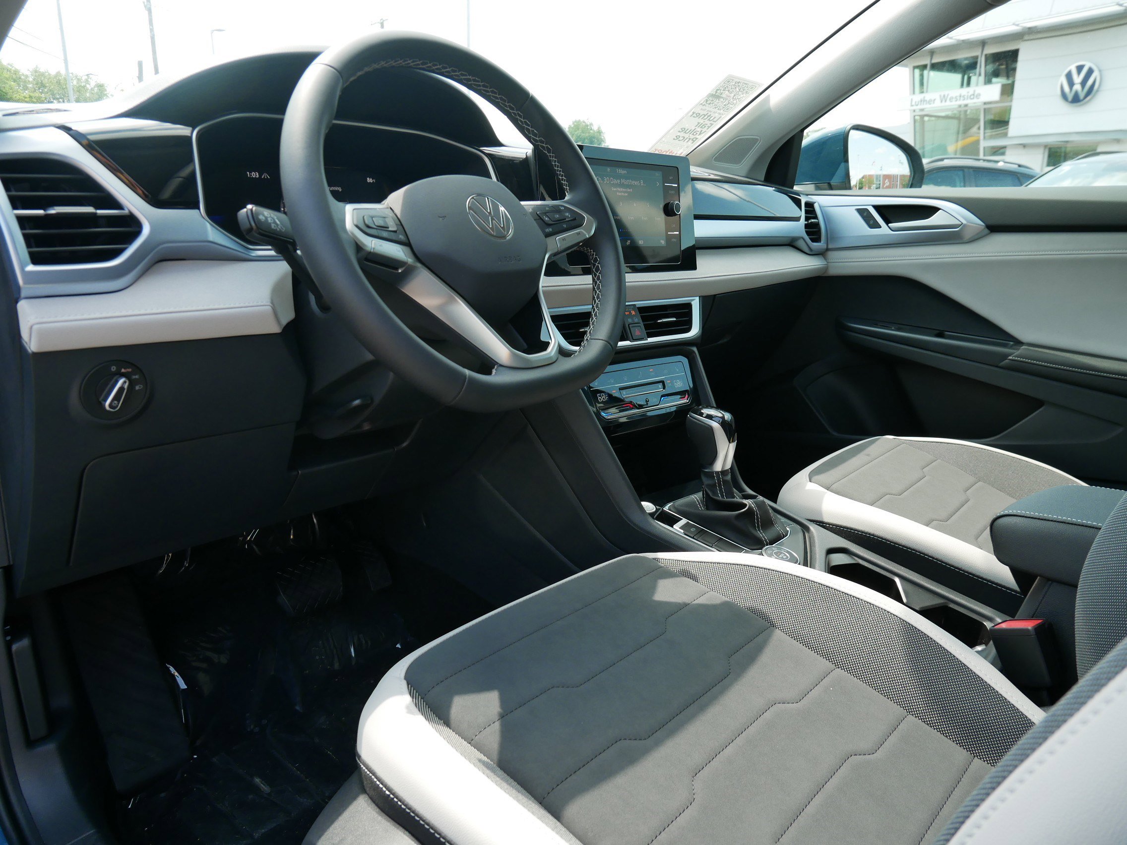 2025 Volkswagen Taos SE photo 2