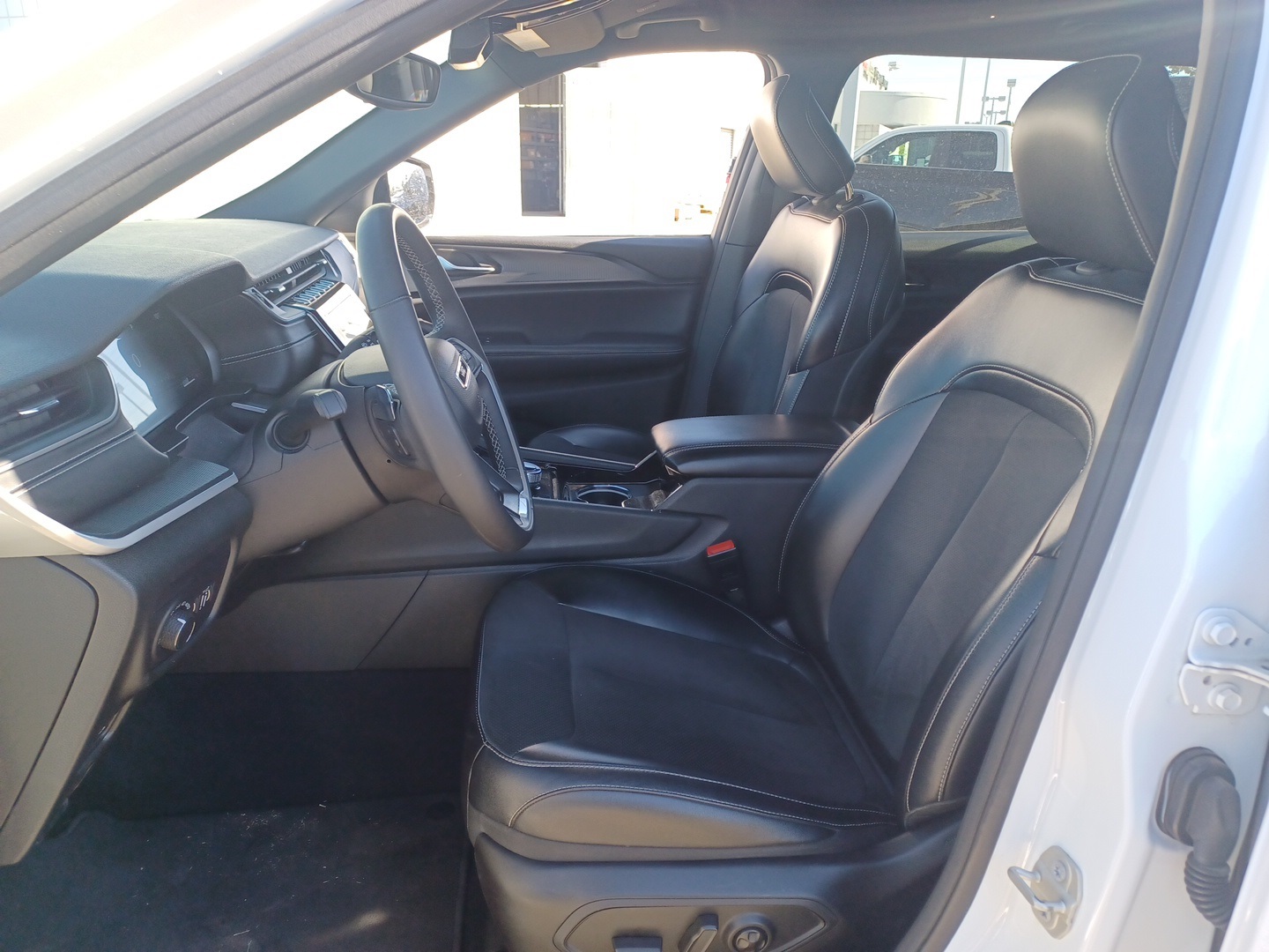 2023 Jeep Grand Cherokee Laredo Altitude photo 5