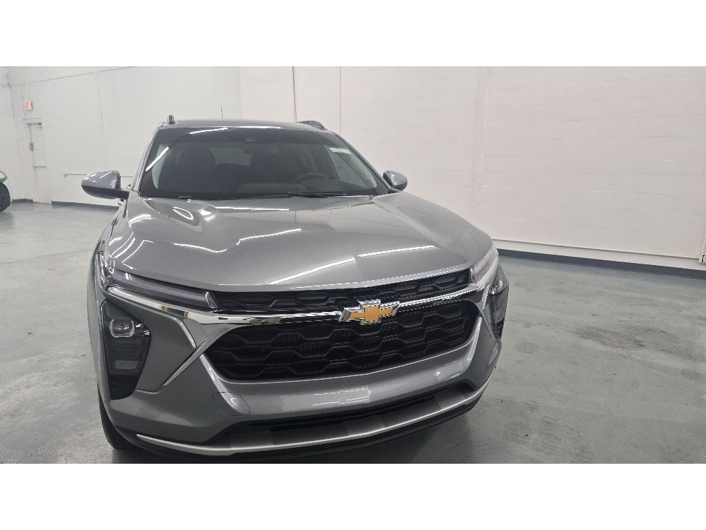2025 Chevrolet Trax LT photo 2