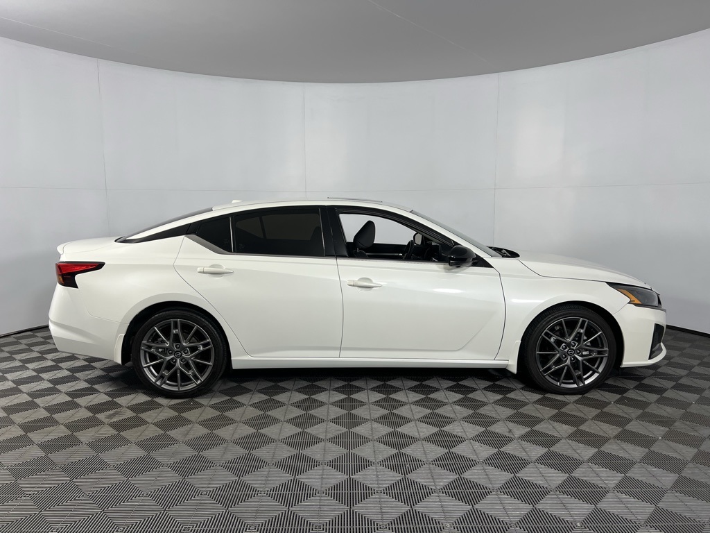 2023 Nissan Altima SR photo 2
