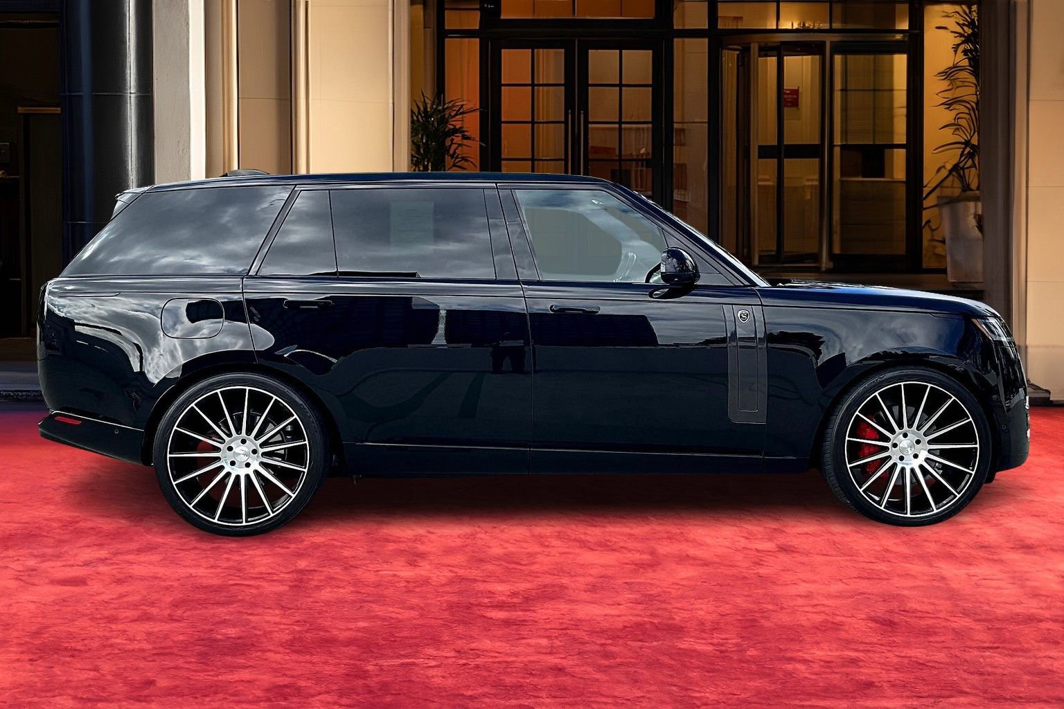 2023 Land Rover Range Rover SE photo 13