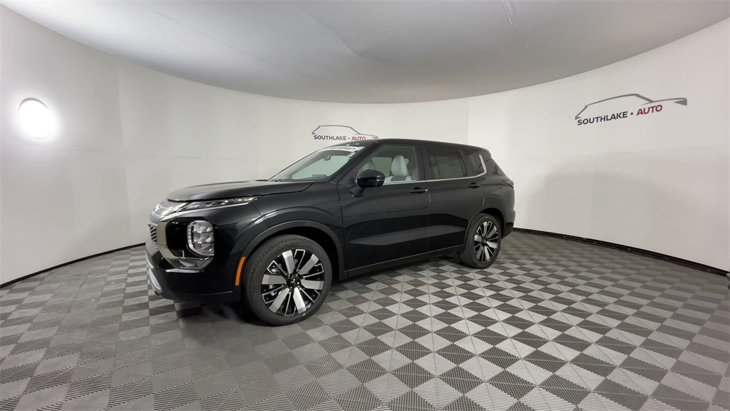 2025 Mitsubishi Outlander SE photo 4