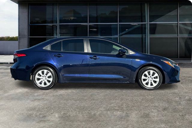2022 Toyota Corolla LE photo 3