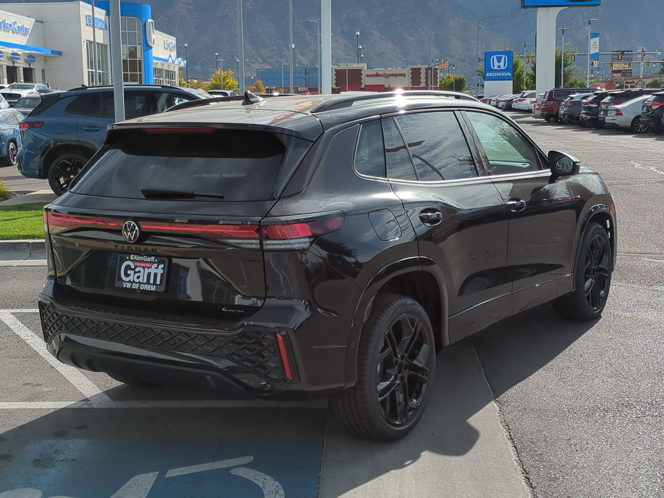 2025 Volkswagen Tiguan SE R-Line Black photo 3