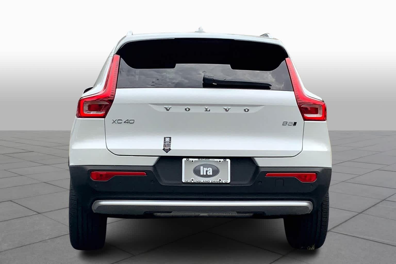 2025 Volvo XC40 Core photo 3