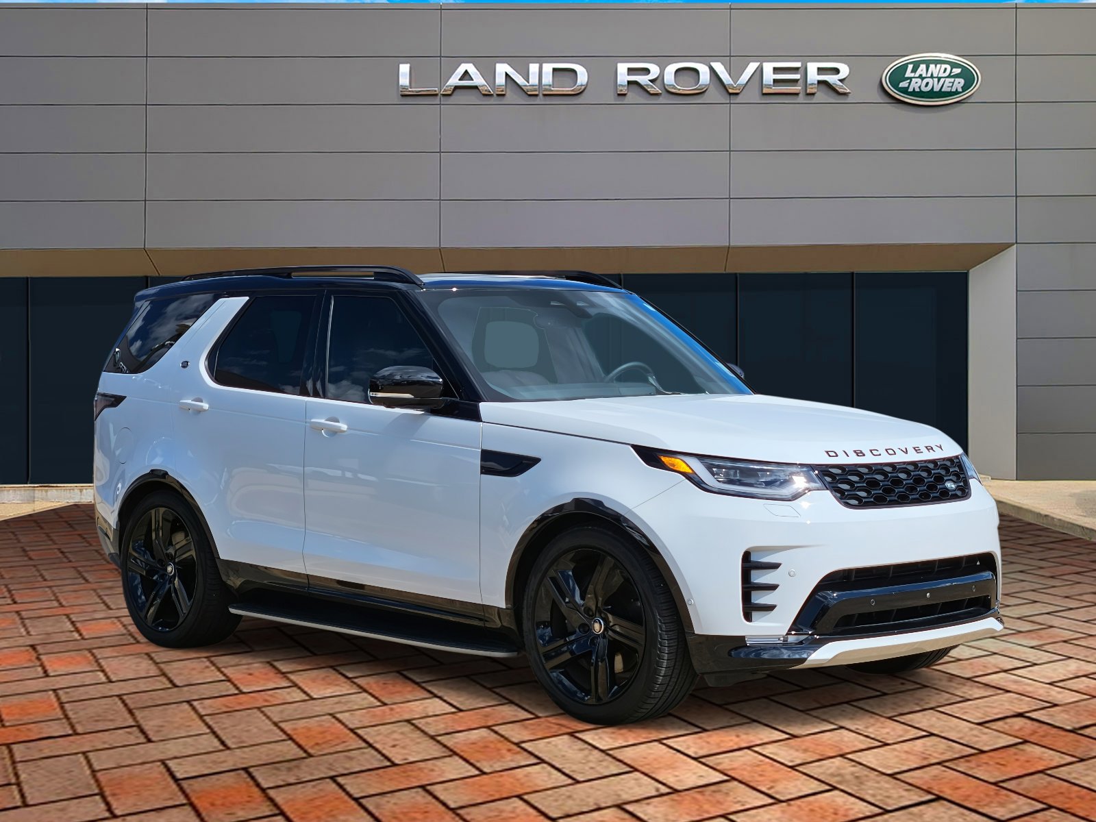 2025 Land Rover Discovery P360 Dynamic SE photo 3