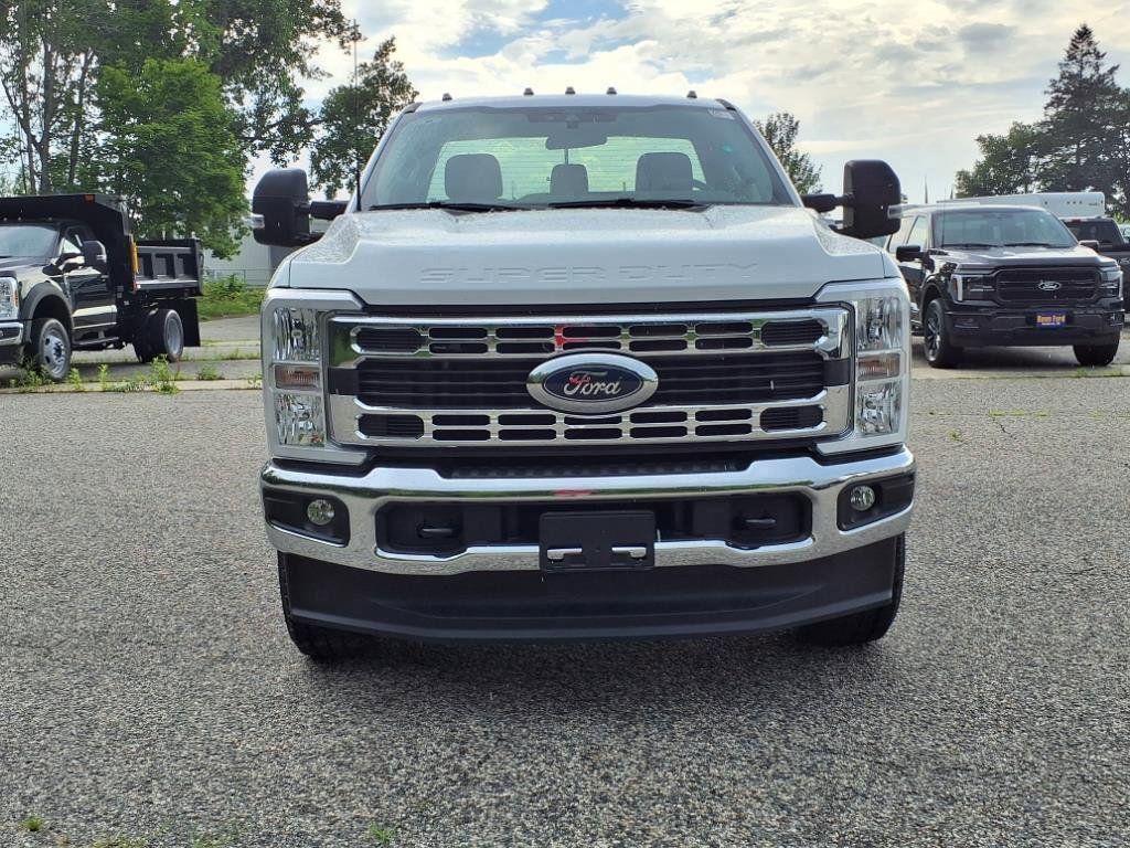 2025 Ford F-350 XLT photo 2