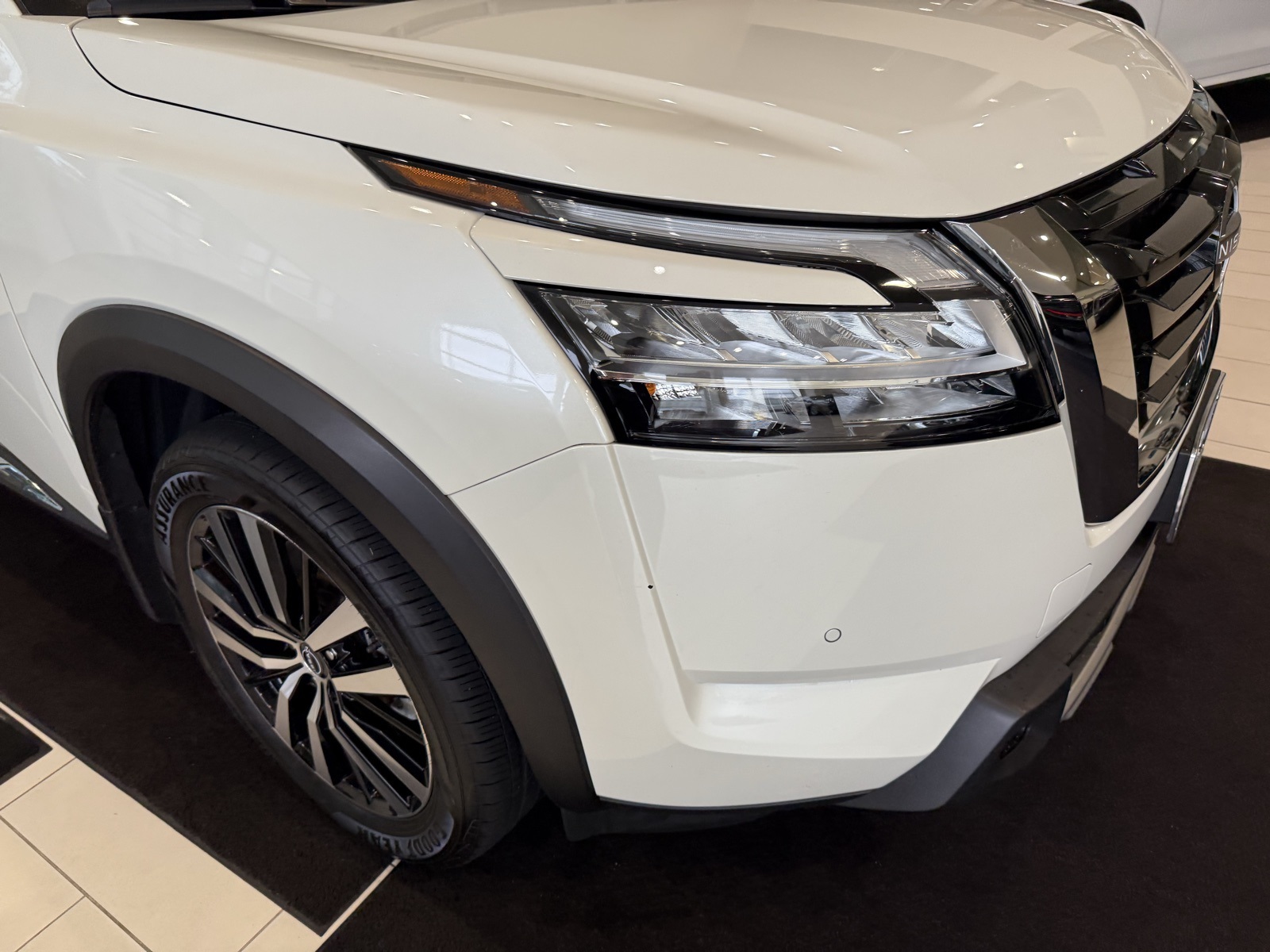 2023 Nissan Pathfinder Platinum photo 8