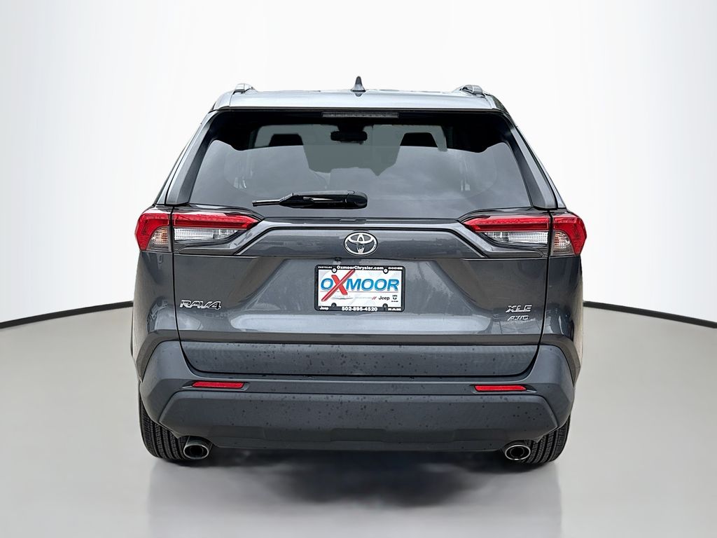 2020 Toyota RAV4 XLE photo 3