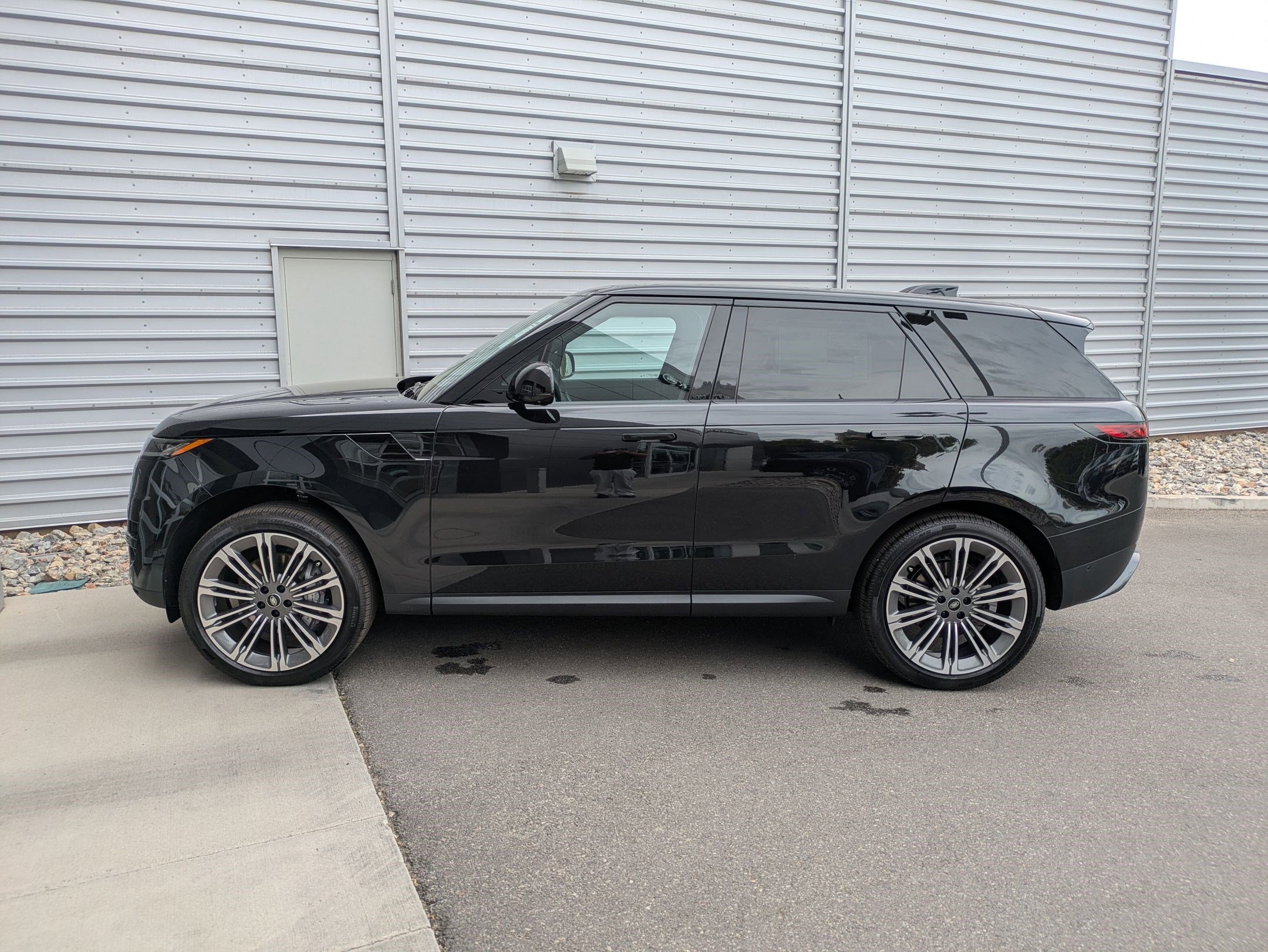 2025 Land Rover Range Rover Sport SE photo 2