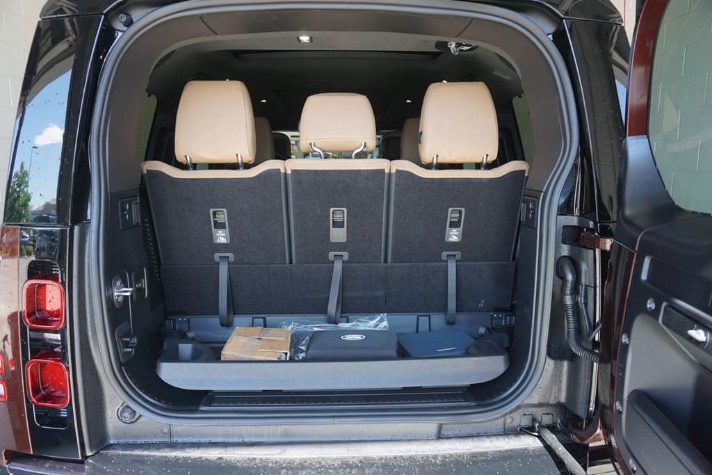 2025 Land Rover Defender 130 X-Dynamic SE photo 30