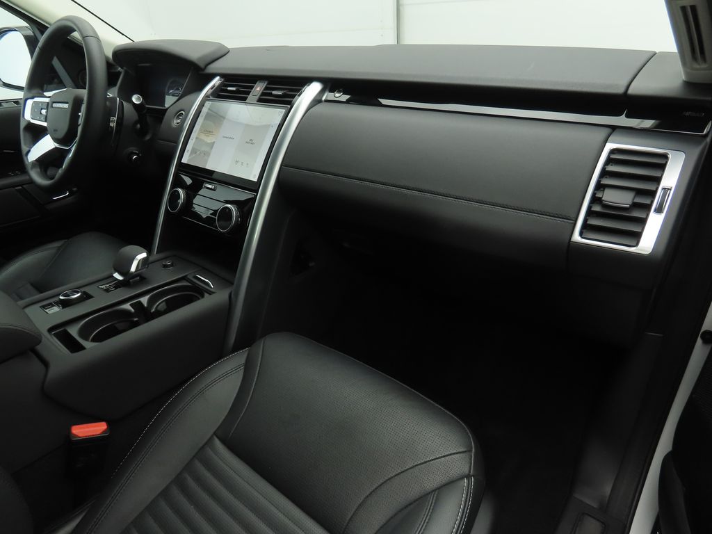 2024 Land Rover Discovery P300 S photo 15