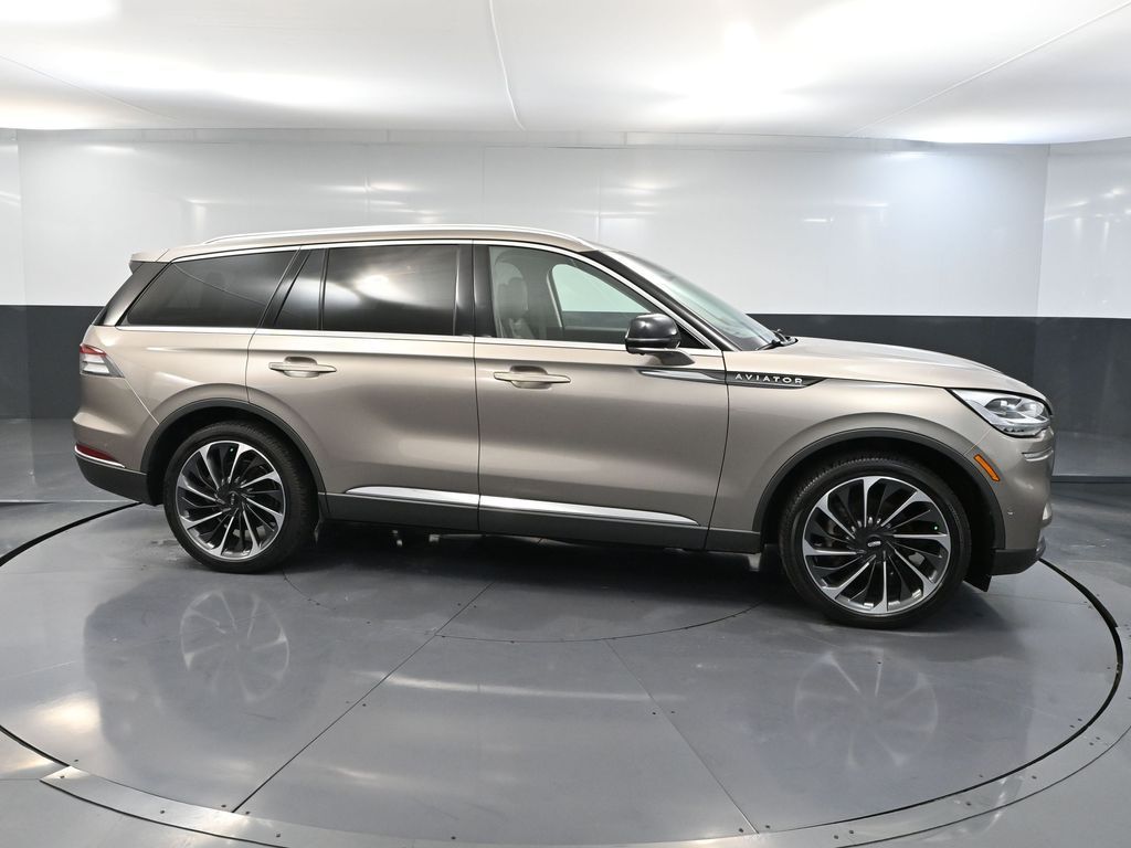 2021 Lincoln Aviator Reserve Luxury photo 2