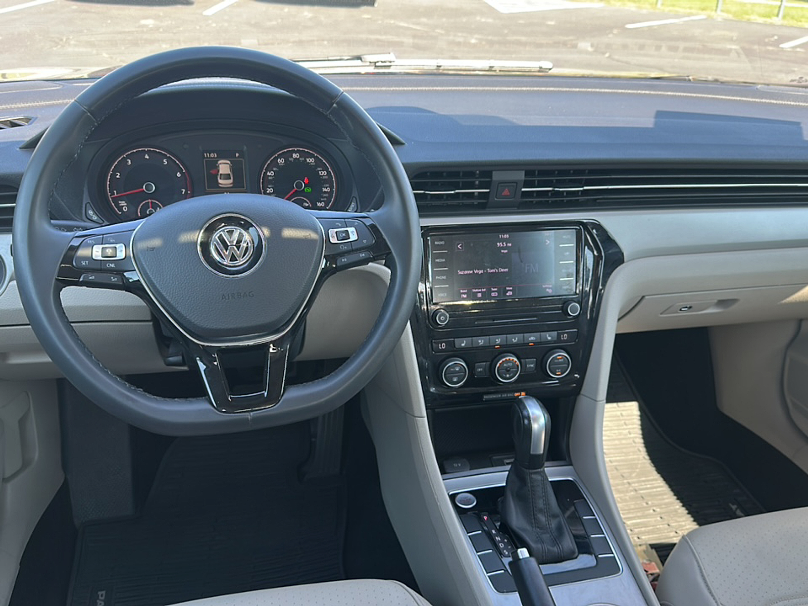 2022 Volkswagen Passat 2.0T SE photo 9