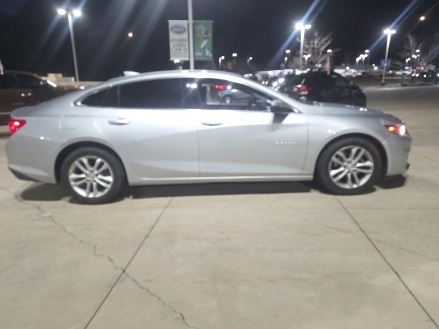 2017 Chevrolet Malibu 1LT photo 3