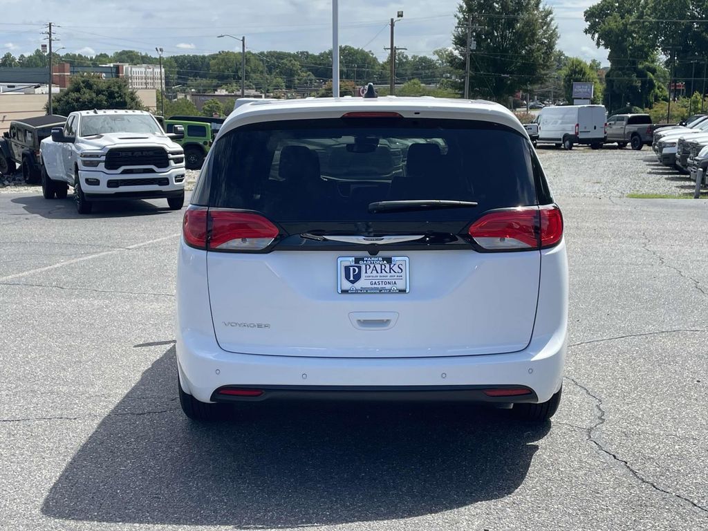 2025 Chrysler Voyager LX photo 6