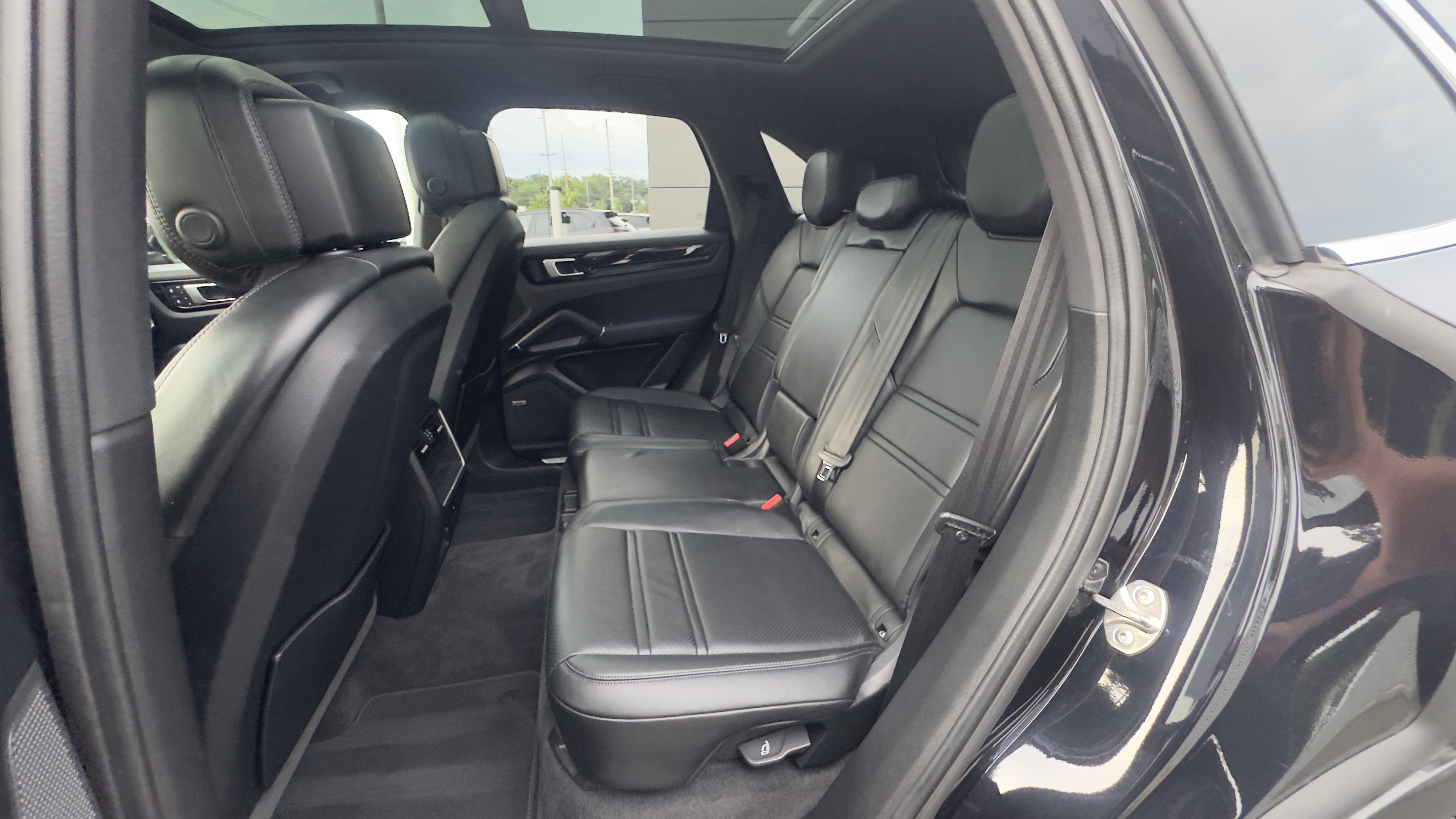 2022 Porsche Cayenne Base photo 4