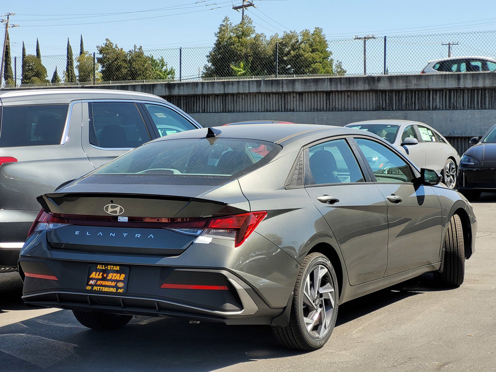 2025 Hyundai Elantra SEL Sport photo 3