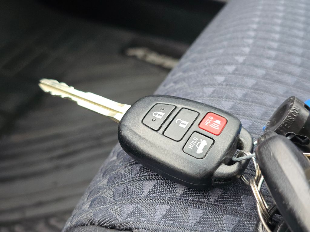 2014 Toyota Camry SE photo 28