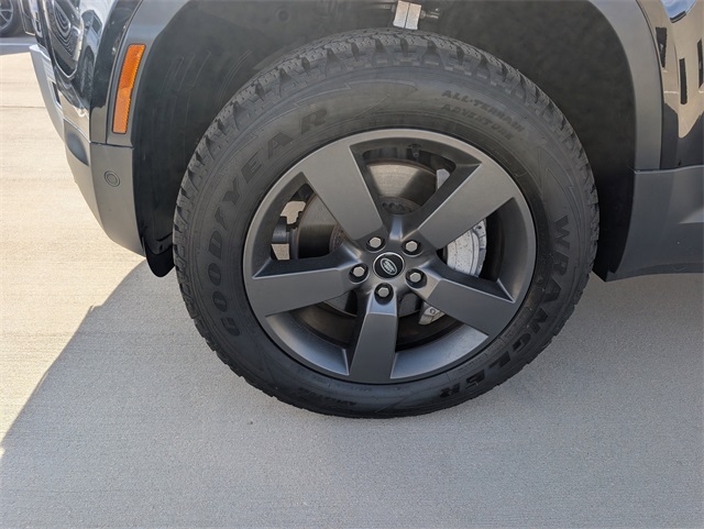 2025 Land Rover Defender 130 S photo 3