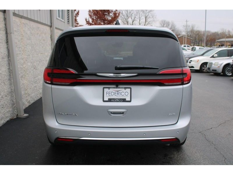 2026 Chrysler Pacifica photo 4
