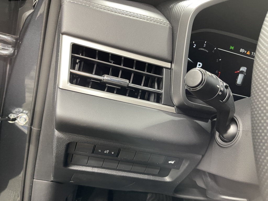 2025 Mitsubishi Outlander SE photo 7