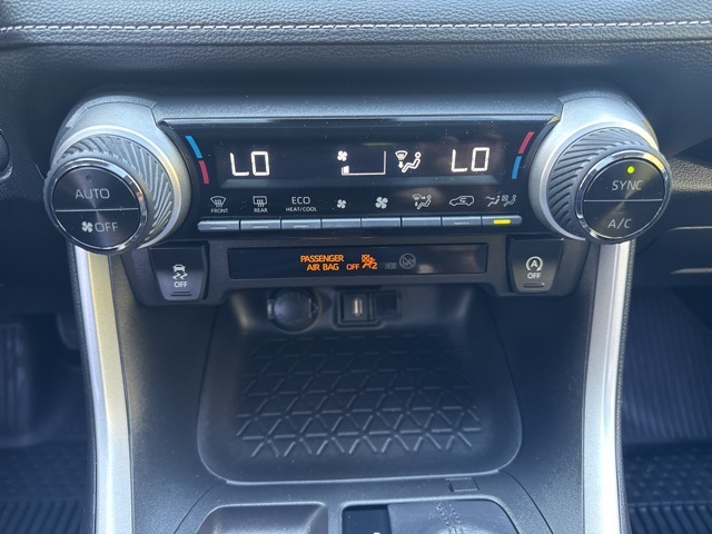 2021 Toyota RAV4 XLE photo 31