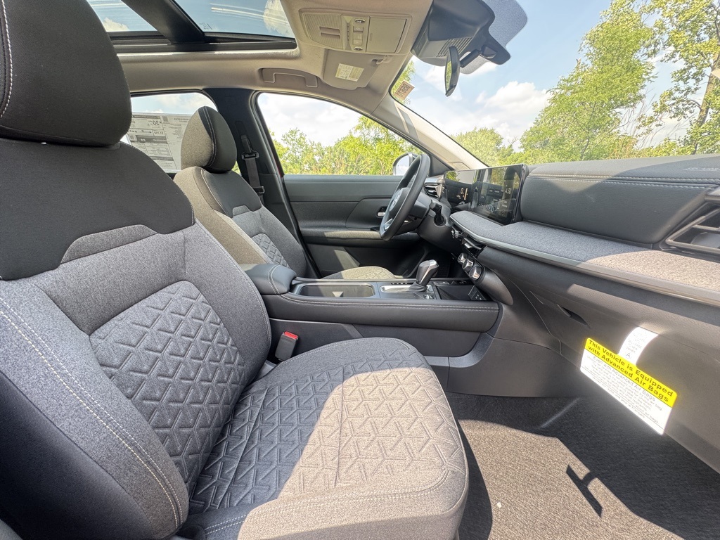 2025 Nissan Kicks SV photo 25