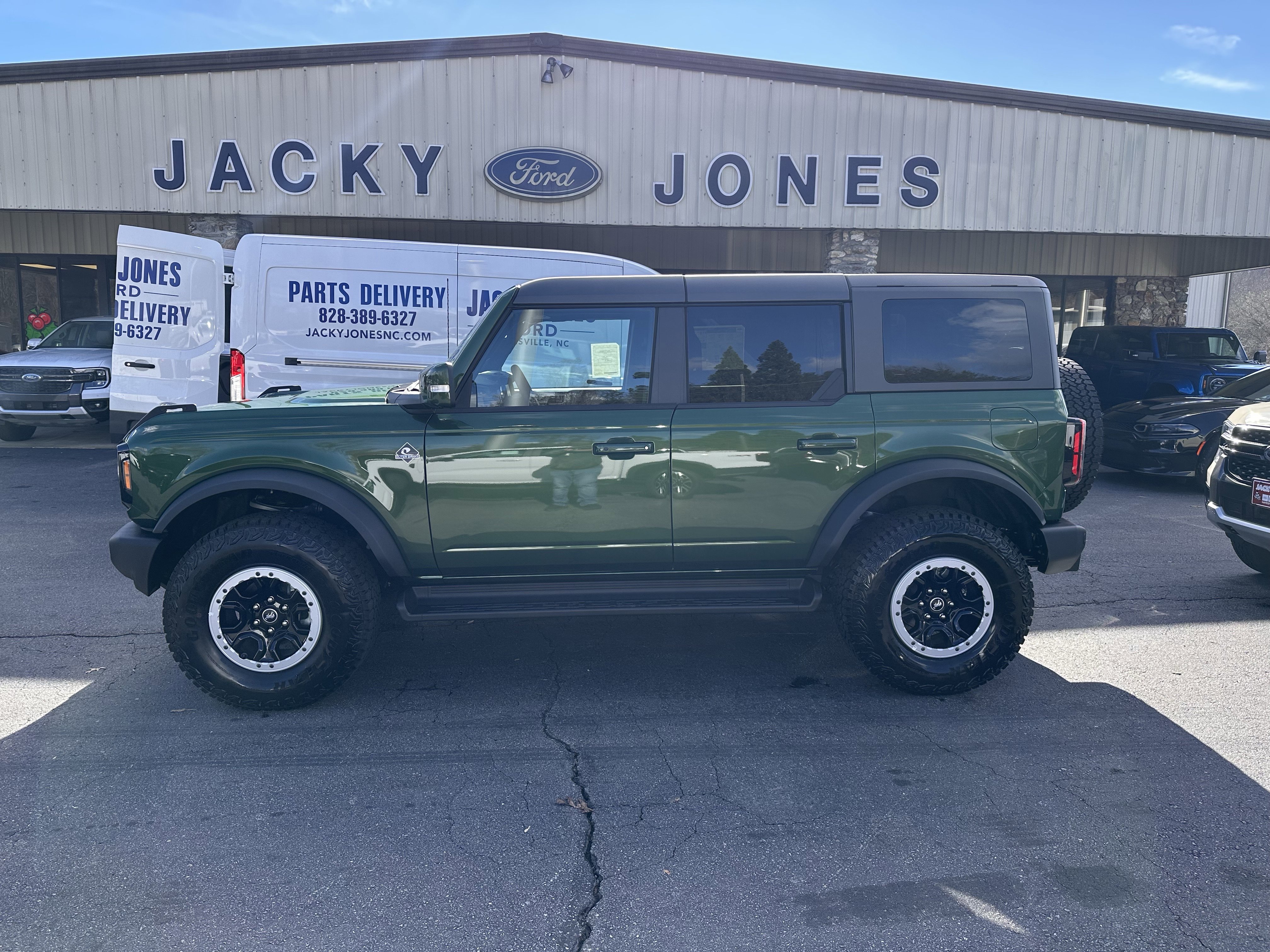2025 Ford Bronco 4-Door Outer Banks's photo
