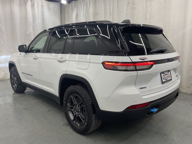 New 2024 Bright White Clear-Coat Exterior Paint Jeep Trailhawk 4xe image 5